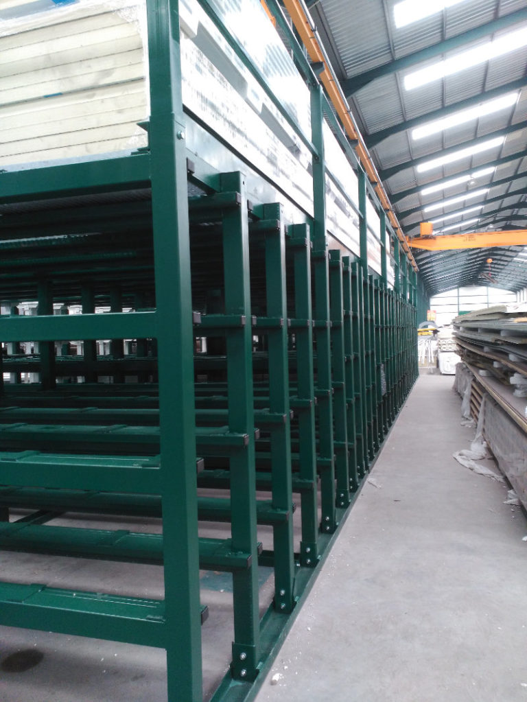Sistema de almacenamiento de perfiles largos entre columnas