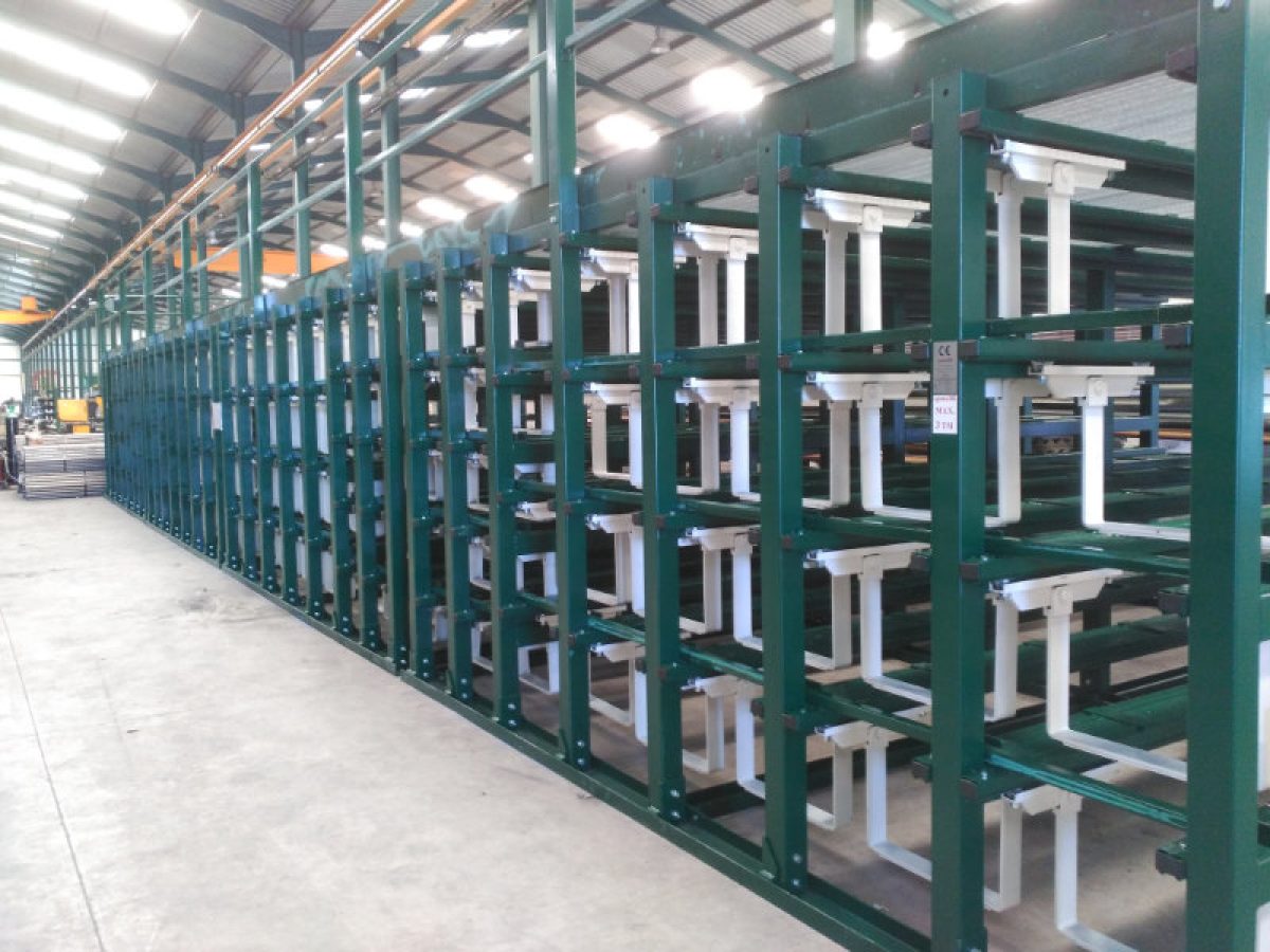 Sistema de almacenamiento de perfiles largos entre columnas