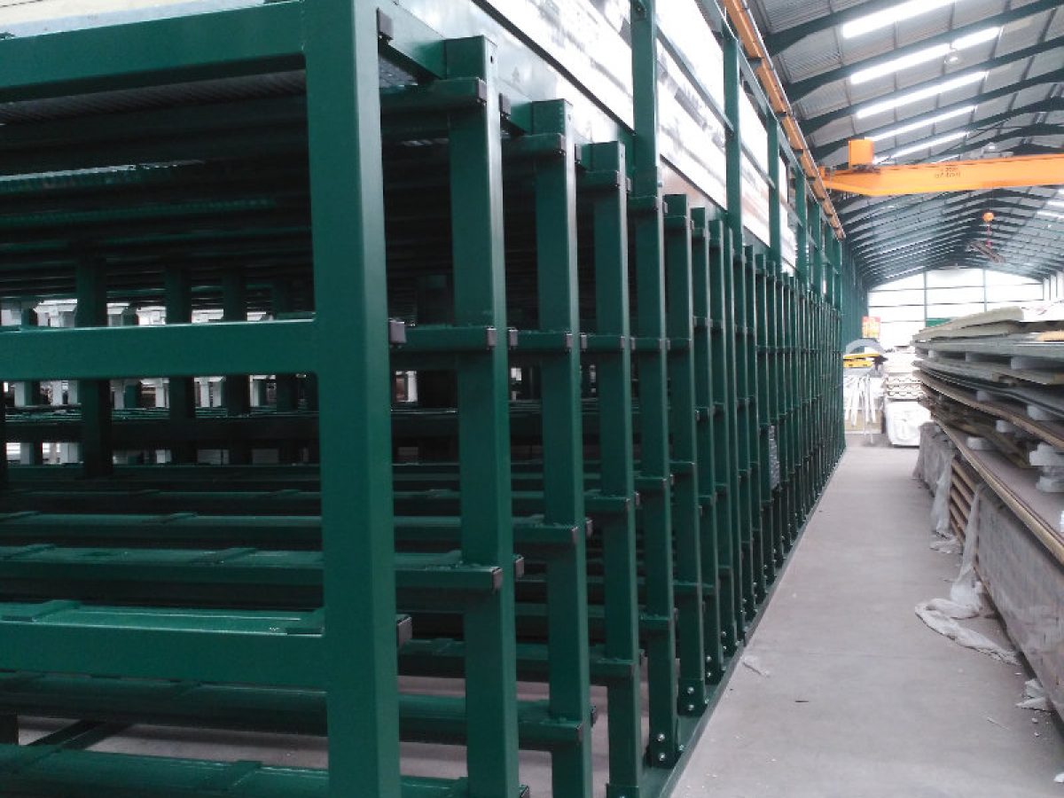 Sistema de almacenamiento de perfiles largos entre columnas