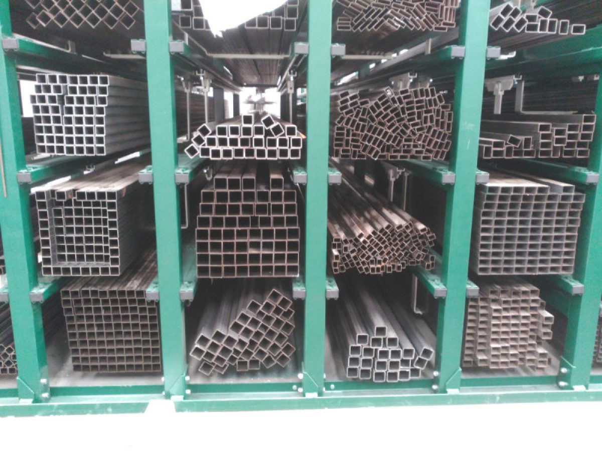 Sistema de almacenamiento de perfiles largos entre columnas